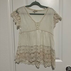 Listicle Shortsleeve Lace Blouse